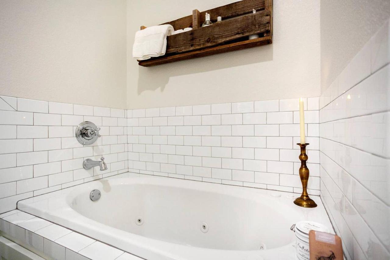 The Sofay Farmhouse - 1 Mile From U Of A - Luxury Amenities Fayetteville Kültér fotó